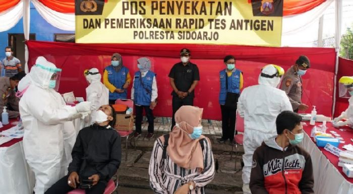 Cegah Covid-19, Warga Masuk Sidoarjo Dilakukan Rapid Test di Perbatasan Cegah Covid-19, Warga Masuk Sidoarjo Dilakukan Rapid Test di Perbatasan