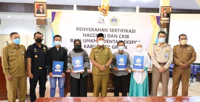 Empat UMKM di Gresik Terima Sertifikat dari KKP Empat UMKM di Gresik Terima Sertifikat dari KKP
