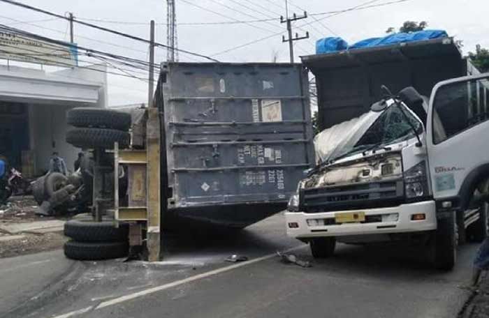 Tabrak Kantor Pos di Bungah Gresik, Kontainer Terguling Timpa Dump Truk