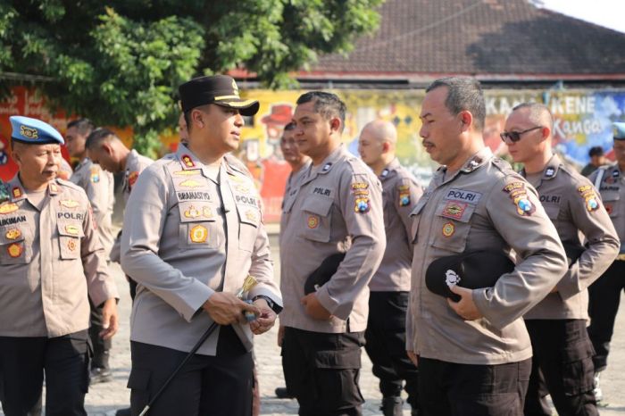 Pimpin Apel di Mapolsek Plemahan, Kapolres Kediri Minta Tingkatkan Layanan ke Masyarakat Pimpin Apel di Mapolsek Plemahan, Kapolres Kediri Minta Tingkatkan Layanan ke Masyarakat