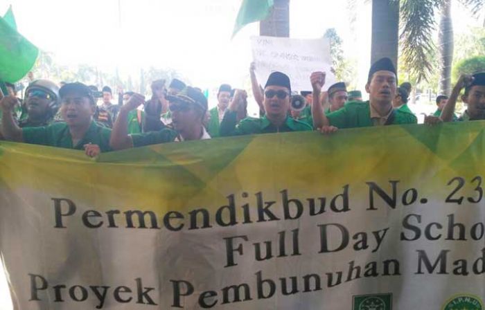 Tolak FDS, PC Ansor Gresik Demo Pemkab, Dispedik dan Polres Tolak FDS, PC Ansor Gresik Demo Pemkab, Dispedik dan Polres