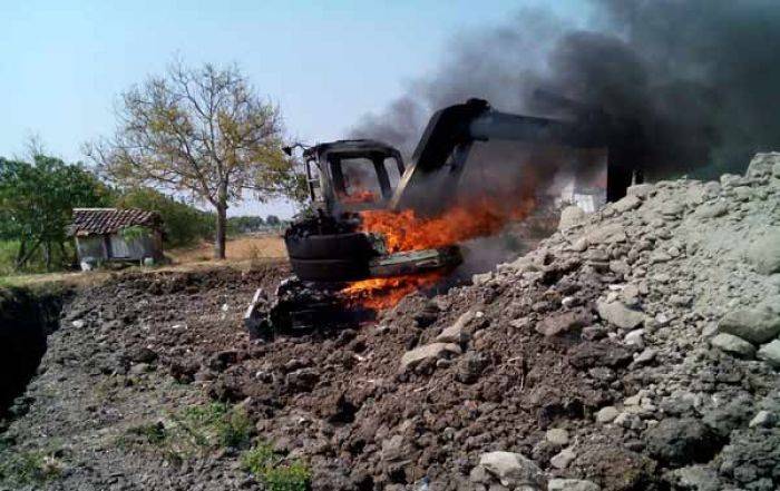 Ditinggal Pipis, Backhoe di Lamongan Ludes Terbakar Ditinggal Pipis, Backhoe di Lamongan Ludes Terbakar