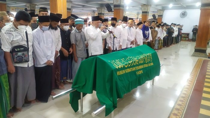 Gus Kikin Pimpin Salat Jenazah Nyai Lily Wahid Gus Kikin Pimpin Salat Jenazah Nyai Lily Wahid
