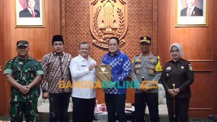 Pj. Gubernur Jatim Serahkan SK Perpanjangan Jabatan Pj. Bupati Sampang Pj. Gubernur Jatim Serahkan SK Perpanjangan Jabatan Pj. Bupati Sampang