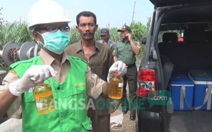 Teliti Penyebab Munculnya Busa, BLH Ambil Sampel Air Sungai Jatipelem