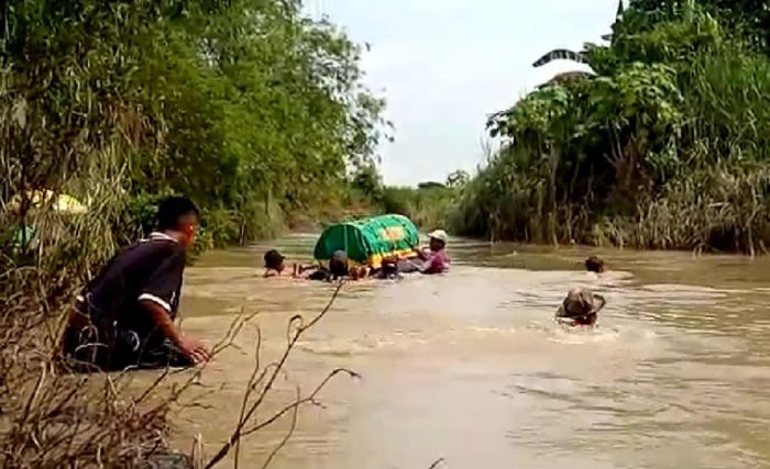 Tak Ada Jembatan, Warga Gorekan Lor Gresik Terpaksa Tak Ada Jembatan, Warga Gorekan Lor Gresik Terpaksa