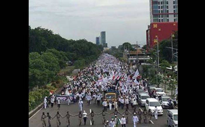 Lagi, Ribuan Umat Islam Demo di Mapolda Jatim Tuntut Ahok Ditangkap