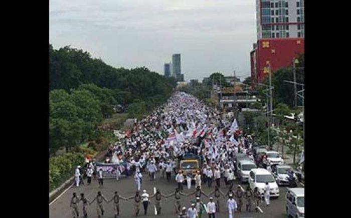 Lagi, Ribuan Umat Islam Demo di Mapolda Jatim Tuntut Ahok Ditangkap Lagi, Ribuan Umat Islam Demo di Mapolda Jatim Tuntut Ahok Ditangkap