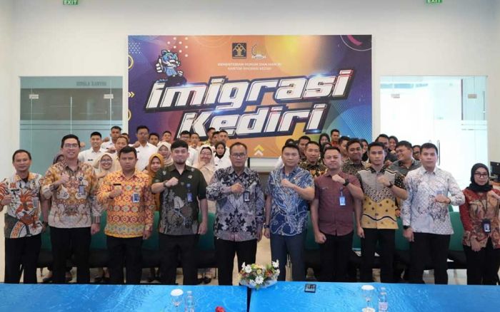 Kunjungi Kantor Imigrasi Kediri, Kakanwil Ditjen Imigrasi Jatim Minta Pengawasan WNA Ditingkatkan Kunjungi Kantor Imigrasi Kediri, Kakanwil Ditjen Imigrasi Jatim Minta Pengawasan WNA Ditingkatkan