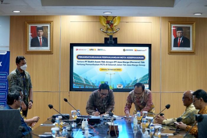 PLTS akan Dibangun di Seluruh Jalan Tol Milik PT Jasa Marga PLTS akan Dibangun di Seluruh Jalan Tol Milik PT Jasa Marga