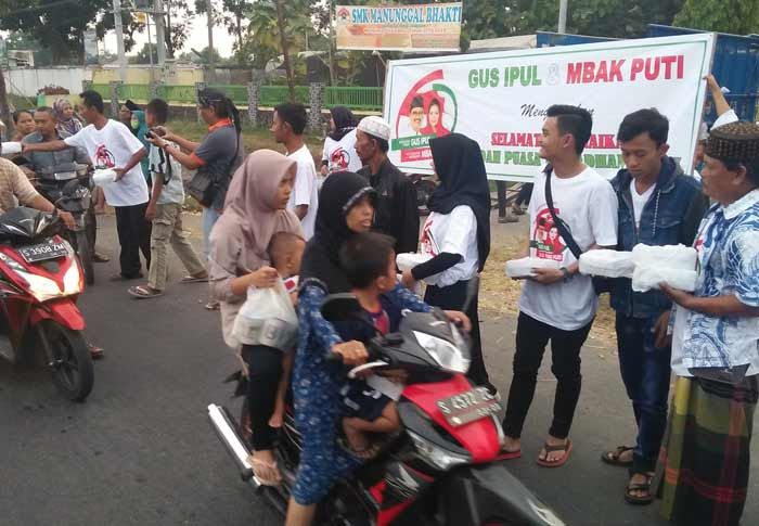 Relawan Gus Ipul-Puti Bagikan Ratusan Paket Takjil Pengendara