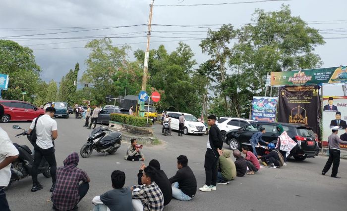 Blokade Jalan Raya, Paguyuban Pemuda Desak Ketua PMI Bangkalan Mundur Blokade Jalan Raya, Paguyuban Pemuda Desak Ketua PMI Bangkalan Mundur
