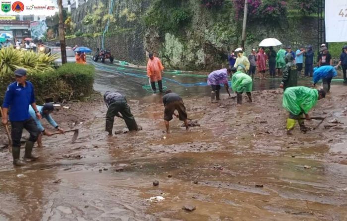 Hujan Deras, Sungai Paron Meluap dan Seret Mobil di Tulungrejo Kota Batu Hujan Deras, Sungai Paron Meluap dan Seret Mobil di Tulungrejo Kota Batu