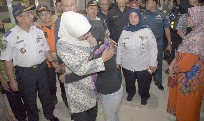 Sambut Korban KM Santika Nusantara, Khofifah Beri Transport, Santunan Duka, dan Pengobatan Gratis Sambut Korban KM Santika Nusantara, Khofifah Beri Transport, Santunan Duka, dan Pengobatan Gratis