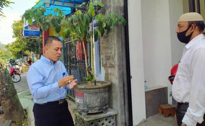 Bendera Merah Putih di Rumah Seorang Pengacara Trenggalek Dibakar Orang Tak Dikenal Bendera Merah Putih di Rumah Seorang Pengacara Trenggalek Dibakar Orang Tak Dikenal