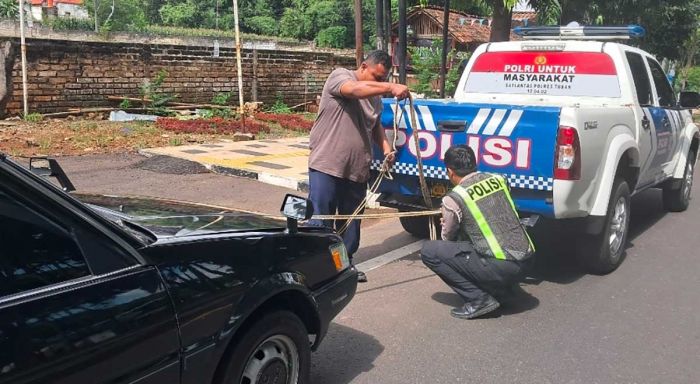 Polisi di Tuban Sigap Bantu Pengendara Mobil Mogok