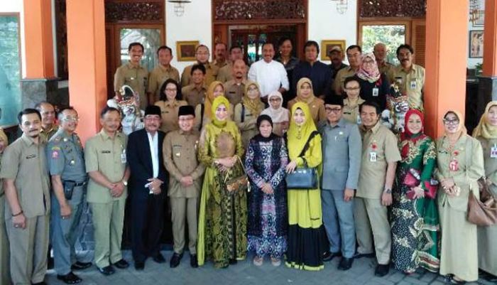Hargai Jasa Seniornya, Sutiaji Gelar Silaturahmi di Kediaman Mantan Wali Kota Soesamto Hargai Jasa Seniornya, Sutiaji Gelar Silaturahmi di Kediaman Mantan Wali Kota Soesamto