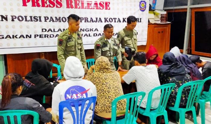 Razia Kamar Kos, Satpol PP Kota Kediri Panen Pasangan Kumpul Kebo Razia Kamar Kos, Satpol PP Kota Kediri Panen Pasangan Kumpul Kebo