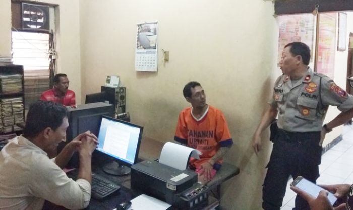 Pasutri Asal Jombang Kompak Curi Kosmetik di Beberapa Minimarket, Sehari Bisa Hasilkan Rp 8 Juta Pasutri Asal Jombang Kompak Curi Kosmetik di Beberapa Minimarket, Sehari Bisa Hasilkan Rp 8 Juta
