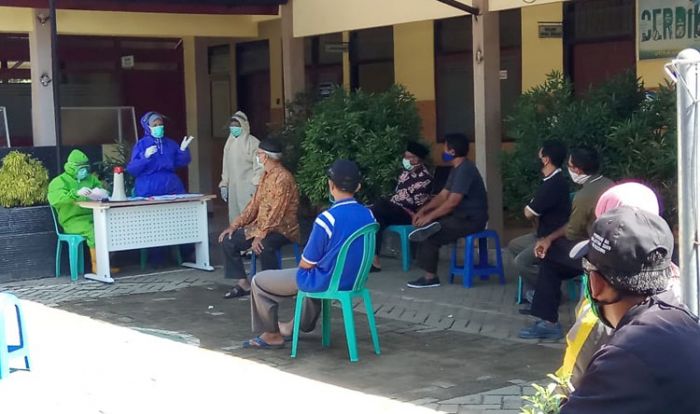 Ikuti Rapid Test, 25 Warga Kediri Dinyatakan Negatif, Termasuk 2 Santri Ponpes Temboro Ikuti Rapid Test, 25 Warga Kediri Dinyatakan Negatif, Termasuk 2 Santri Ponpes Temboro