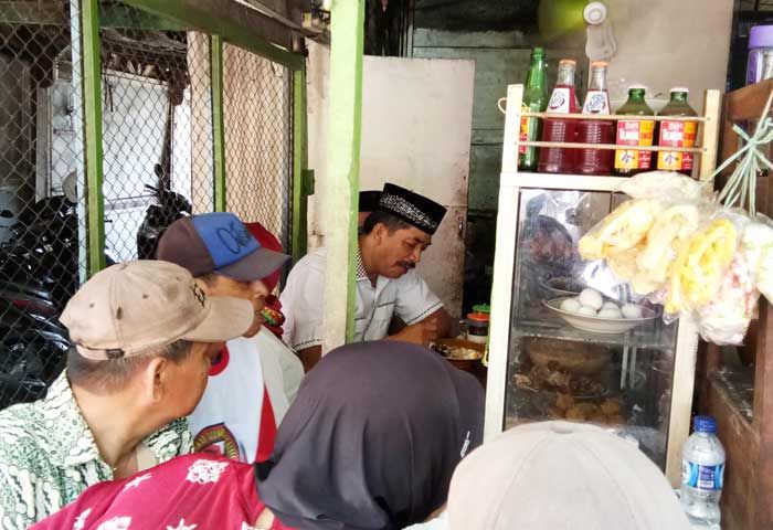 Serap Aspirasi Masyarakat, Gus Syaf Sarapan Bareng Warga di Pasar Senggol Serap Aspirasi Masyarakat, Gus Syaf Sarapan Bareng Warga di Pasar Senggol