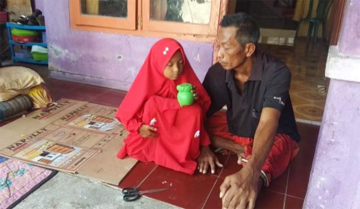 Nisda, Bocah 8 Tahun ini Rawat Bapaknya Seorang Diri Akibat Mengidap Stroke Nisda, Bocah 8 Tahun ini Rawat Bapaknya Seorang Diri Akibat Mengidap Stroke