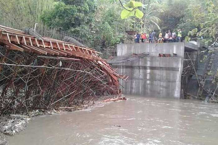 Belum Selesai Dibangun, Kerangka Jembatan Kali Klatak Roboh Diterjang Luapan Air Belum Selesai Dibangun, Kerangka Jembatan Kali Klatak Roboh Diterjang Luapan Air