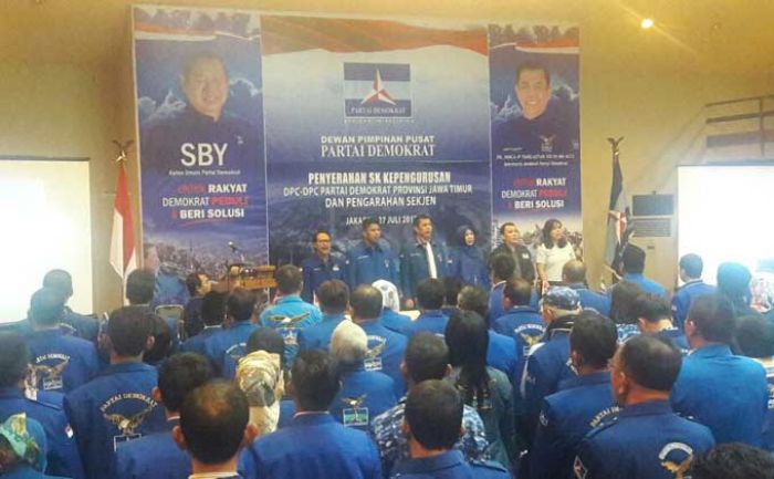 Serahkan SK Pengurus DPC se-Jatim, Demokrat Target Menang Pemilu di Jatim Serahkan SK Pengurus DPC se-Jatim, Demokrat Target Menang Pemilu di Jatim