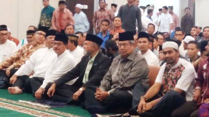 SBY Hadiri Maulid Nabi di Kalibata, Warga Aceh Histeris SBY Hadiri Maulid Nabi di Kalibata, Warga Aceh Histeris