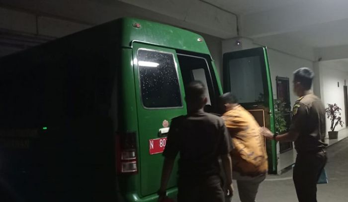 Kejari Kabupaten Pasuruan Kembali Tangkap 1 Tersangka Kasus Korupsi BOP Kemenag Kejari Kabupaten Pasuruan Kembali Tangkap 1 Tersangka Kasus Korupsi BOP Kemenag