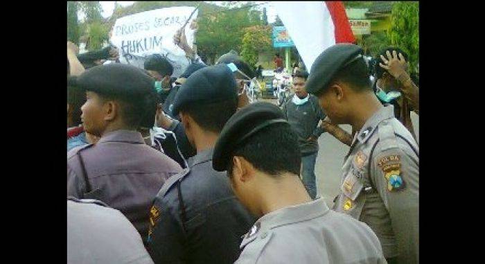 Puluhan Mahasiswa Tuntut Pemkab Sumenep Cari Korban Kapal DBS I yang Hilang Puluhan Mahasiswa Tuntut Pemkab Sumenep Cari Korban Kapal DBS I yang Hilang