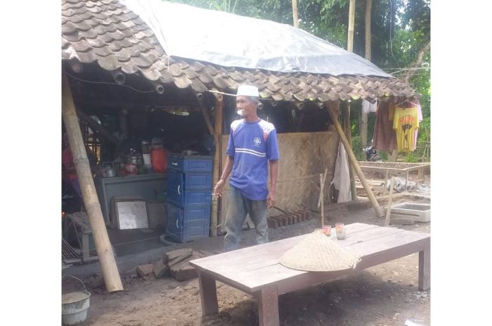 Rumahnya Hancur Dihantam Puting Beliung, Keluarga di Jember Tinggal di Bekas Kandang Sapi Rumahnya Hancur Dihantam Puting Beliung, Keluarga di Jember Tinggal di Bekas Kandang Sapi