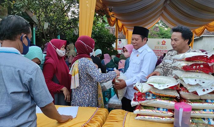 Anggota DPRD Kota Probolinggo ini Bagikan Ratusan Paket Beras untuk Masyarakat Anggota DPRD Kota Probolinggo ini Bagikan Ratusan Paket Beras untuk Masyarakat