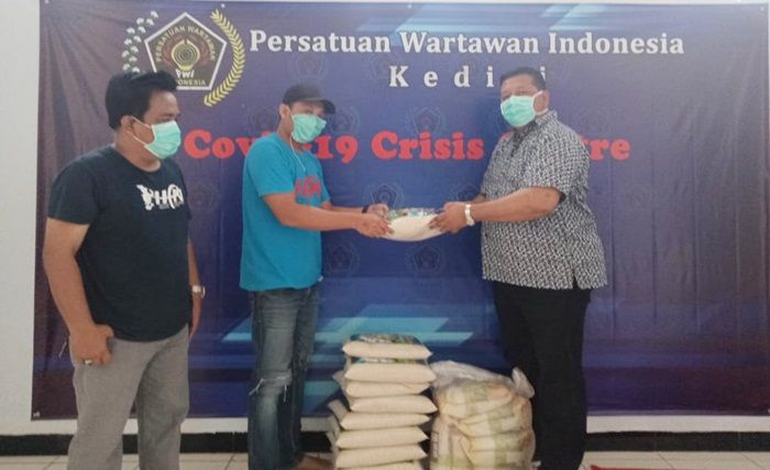 Uang dan Barang Bantuan di Covid-19 Crisis Centre PWI Kediri Mulai Terkumpul