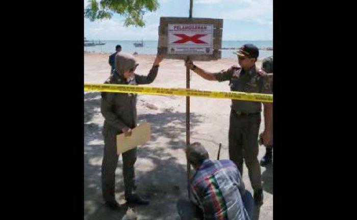 Satpol PP Tutup Paksa Reklamasi Pantai Delegan Satpol PP Tutup Paksa Reklamasi Pantai Delegan