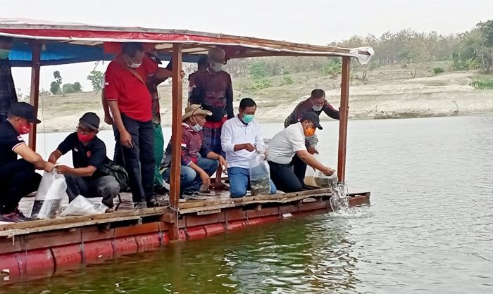 Paslon OK Gelar Kampanye dengan Tebar Benih Ikan di Waduk Pondok