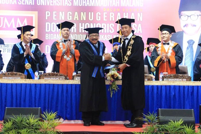Terima Gelar Doktor HC, Pakde Karwo Teringat Jasa Orang Tua Terima Gelar Doktor HC, Pakde Karwo Teringat Jasa Orang Tua