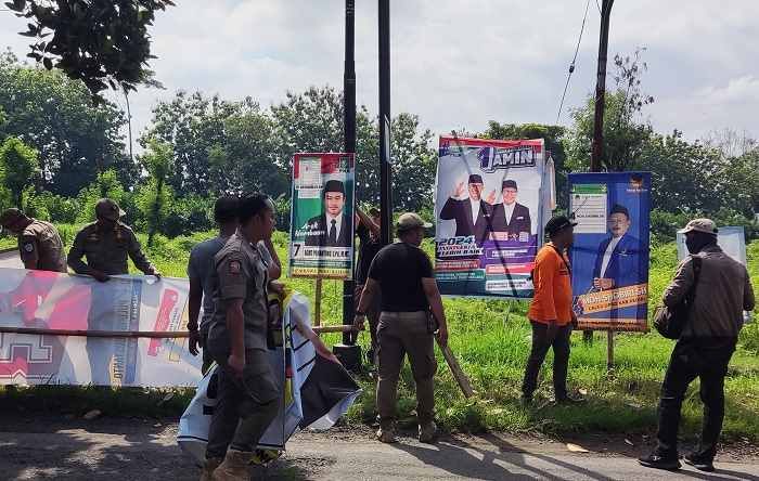 Langgar Perda, Bawaslu dan Satpol PP Kediri Tertibkan Ratusan APK Langgar Perda, Bawaslu dan Satpol PP Kediri Tertibkan Ratusan APK