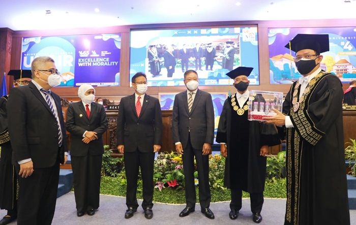 Hari Pahlawan, Khofifah Puji Capaian Unair dan ITS, Berhasil Kembangkan Vaksin dan Kendaraan Listrik Hari Pahlawan, Khofifah Puji Capaian Unair dan ITS, Berhasil Kembangkan Vaksin dan Kendaraan Listrik