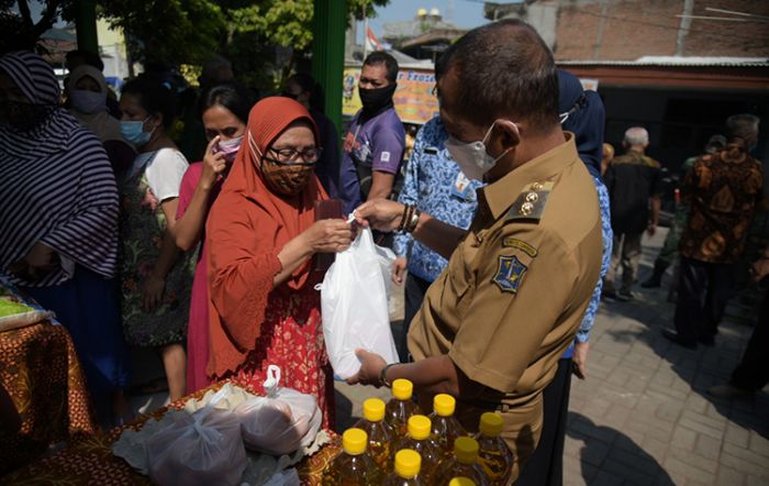 Stabilkan Harga Sembako, Wawali Armuji Gelar Operasi Pasar