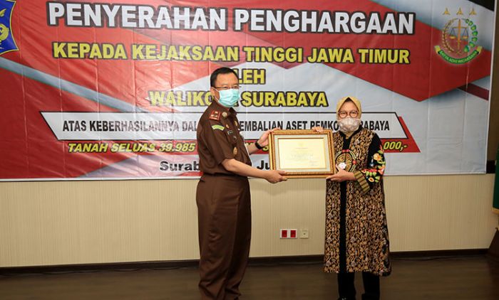Bantu Pemkot Surabaya Selamatkan Aset, Kejati Jatim Diganjar Dua Penghargaan Sekaligus Bantu Pemkot Surabaya Selamatkan Aset, Kejati Jatim Diganjar Dua Penghargaan Sekaligus