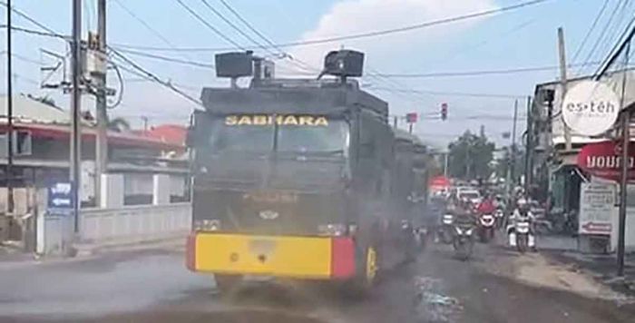 Polres Gresik Semprot Jalan Berdebu Imbas Proyek Pelebaran Jalan Yosowilangun-Suci Polres Gresik Semprot Jalan Berdebu Imbas Proyek Pelebaran Jalan Yosowilangun-Suci