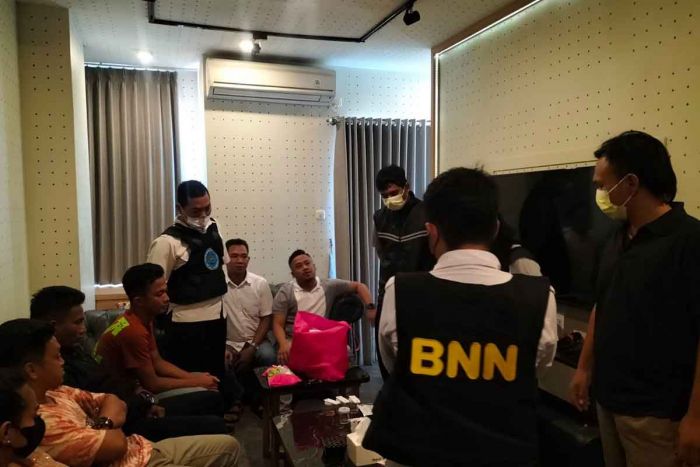 10 Orang Digerebek BNNK Surabaya Usai Pesta Narkoba di Hotel Twin Tower