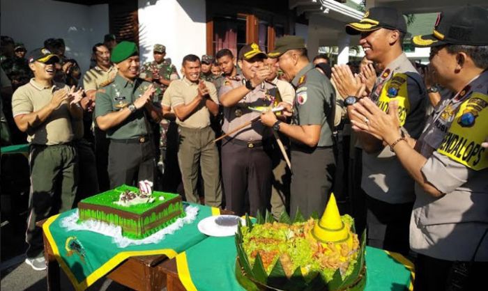 Surprise HUT TNI ke-74, Polres Malang Kota Beri Layanan Perpanjangan SIM Gratis bagi Anggota TNI Surprise HUT TNI ke-74, Polres Malang Kota Beri Layanan Perpanjangan SIM Gratis bagi Anggota TNI