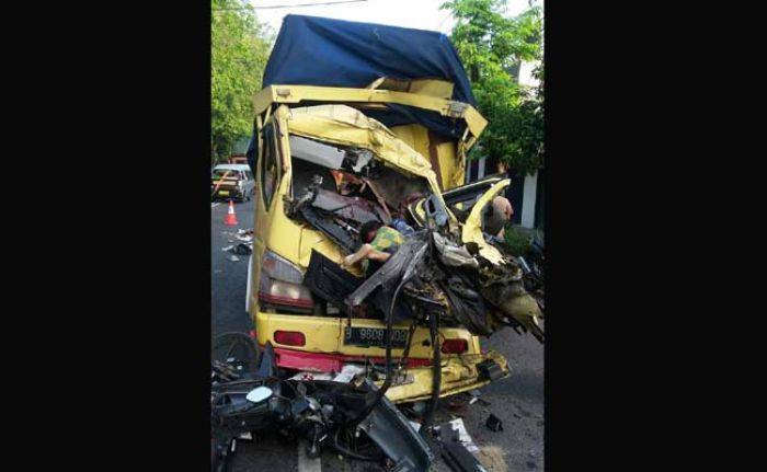 Truk Vs Motor di Jalur Pantura Tuban, Dua Tewas Truk Vs Motor di Jalur Pantura Tuban, Dua Tewas