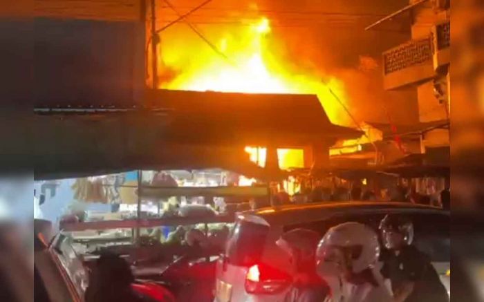 Pasar Pandaan Terbakar, Sejumlah Lapak Ludes Dilalap Si Jago Merah Pasar Pandaan Terbakar, Sejumlah Lapak Ludes Dilalap Si Jago Merah
