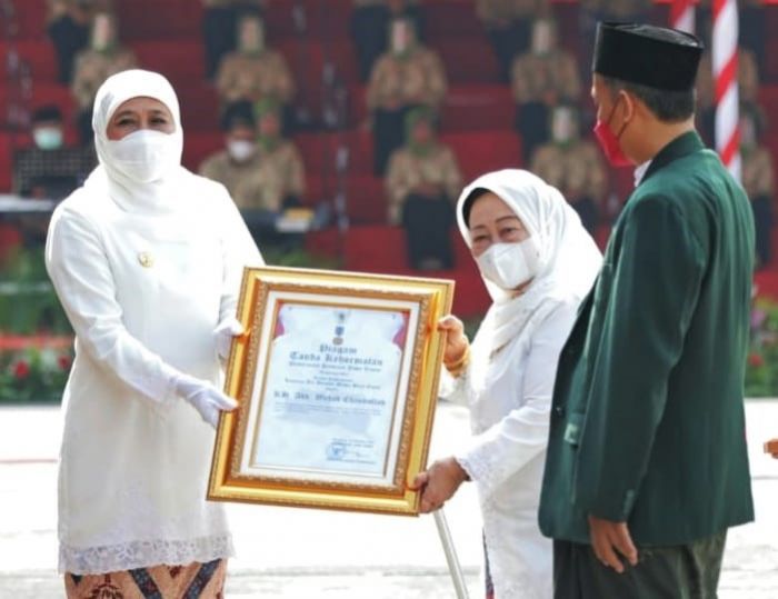 HSN 2021, Gubernur ​Khofifah Beri Penghargaan Pencipta Shalawat Badar dan Syubbanul Wathan