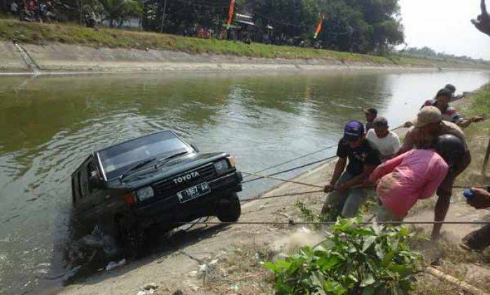 Hendak Silaturahmi, Mobil Kijang di Kediri malah Terjebur di Kali Brantas