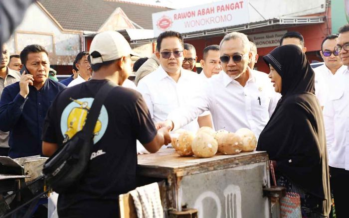 Dampingi Pembantu Presiden di Sidoarjo, Pj Gubernur Jatim Pastikan Harga Bapok Stabil dan Stok Aman Dampingi Pembantu Presiden di Sidoarjo, Pj Gubernur Jatim Pastikan Harga Bapok Stabil dan Stok Aman