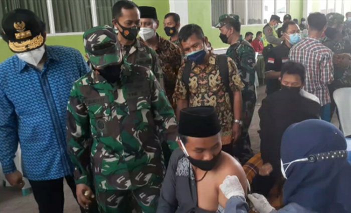 Kejar Herd Immunity, TNI Bersama ASC Foundation Gelar Vaksinasi Covid-19 di Pondok Pesantren Kejar Herd Immunity, TNI Bersama ASC Foundation Gelar Vaksinasi Covid-19 di Pondok Pesantren